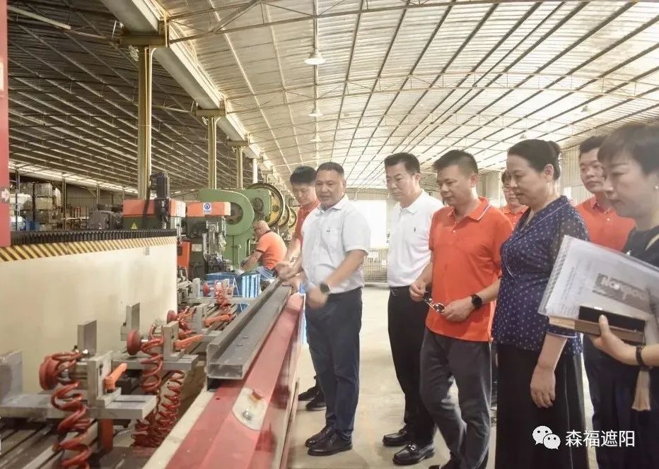 高溫慰問送清涼，點(diǎn)滴關(guān)懷沁人心——寧興控股公司領(lǐng)導(dǎo)走進(jìn)森福遮陽(yáng)車間