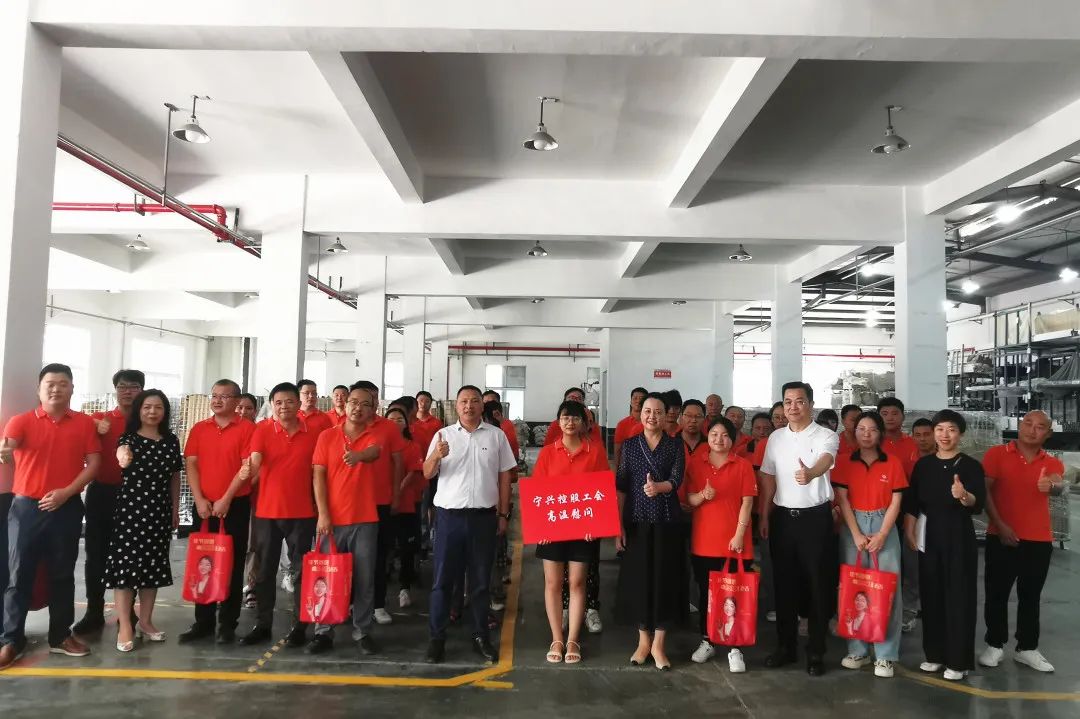 戰(zhàn)高溫 送關懷 鼓干勁——控股公司領導慰問一線員工